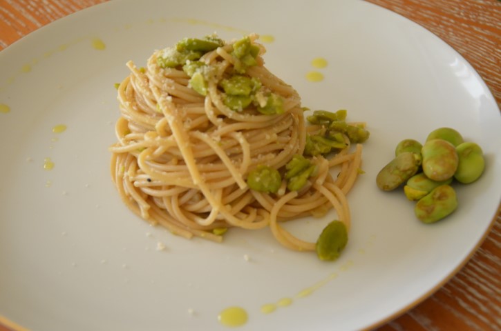 Spaghetti integrali con fave fresche di Sicilia e Pecorino Romano grattugiato